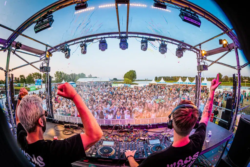 DJ Duo Papatengo op festival